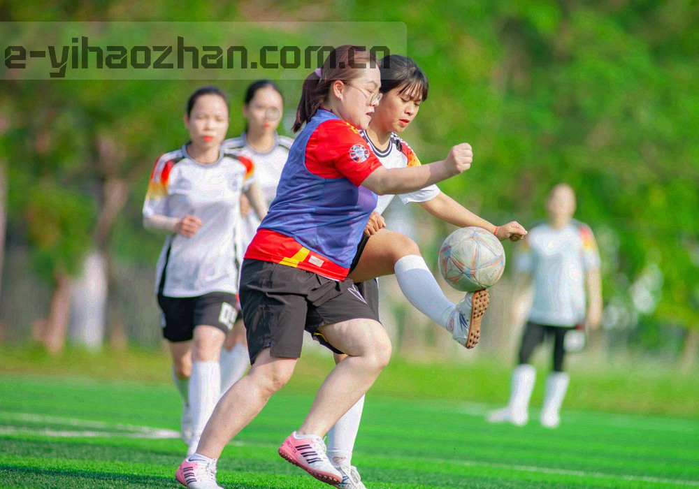 四块不同渐变的抽象光块并排排列，对应春季、夏季、秋季、冬季四个赛季